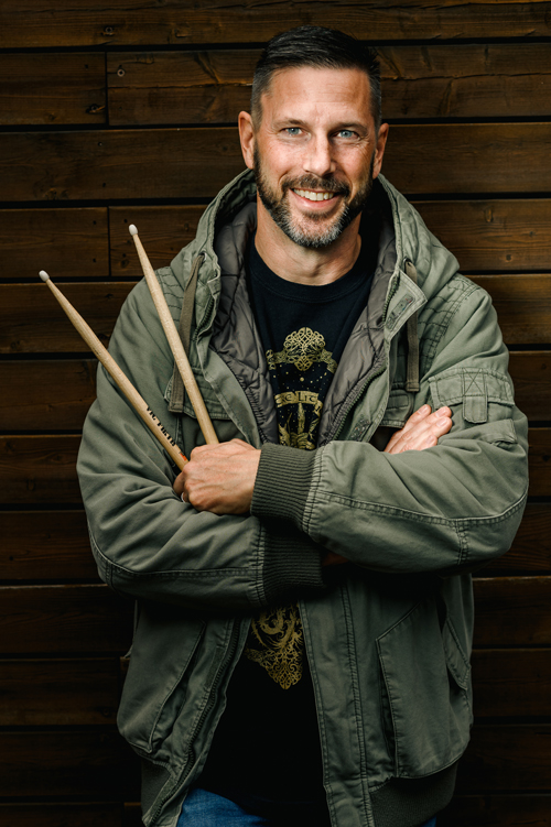 Andreas John mit Schlagzeugsticks